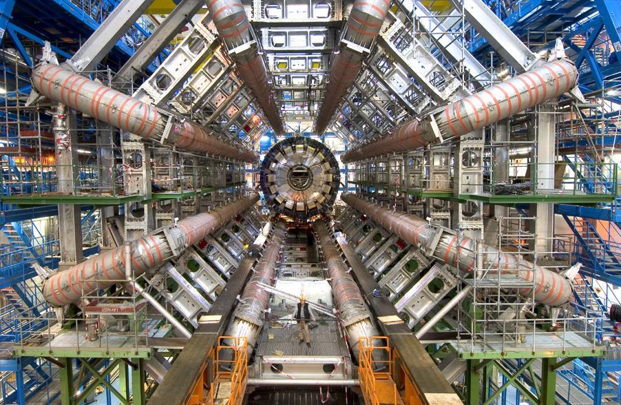 CERN zatrudnia 2600 stałych pracowników oraz około 8000 naukowców i inżynierów reprezentujących ponad 500 instytucji naukowych z całego świata.