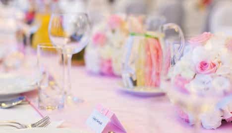 Cena zestawu 2019 170 zł Cena zestawu 2020 180 zł Menu Tradycyjne powitanie chlebem, solą i szampanem przed Hotelem Lampka szampana dla wszystkich Gości Różne rodzaje ciast, drobne ciasteczka oraz