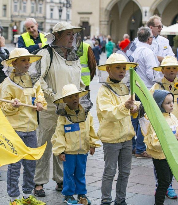 CALL FOR THE FUTURE Kraków jest pierwszym miastem w Polsce, które zbudowało system małych miejskich pasiek rozmieszczonych na dachach i łąkach. Nasze miejskie pszczoły to rasa łagodna dla człowieka.