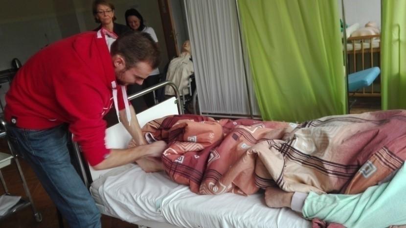 chorej leżącej w łóżku.