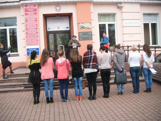 Przed budynkiem szkolnym Zadaniem drużyn był