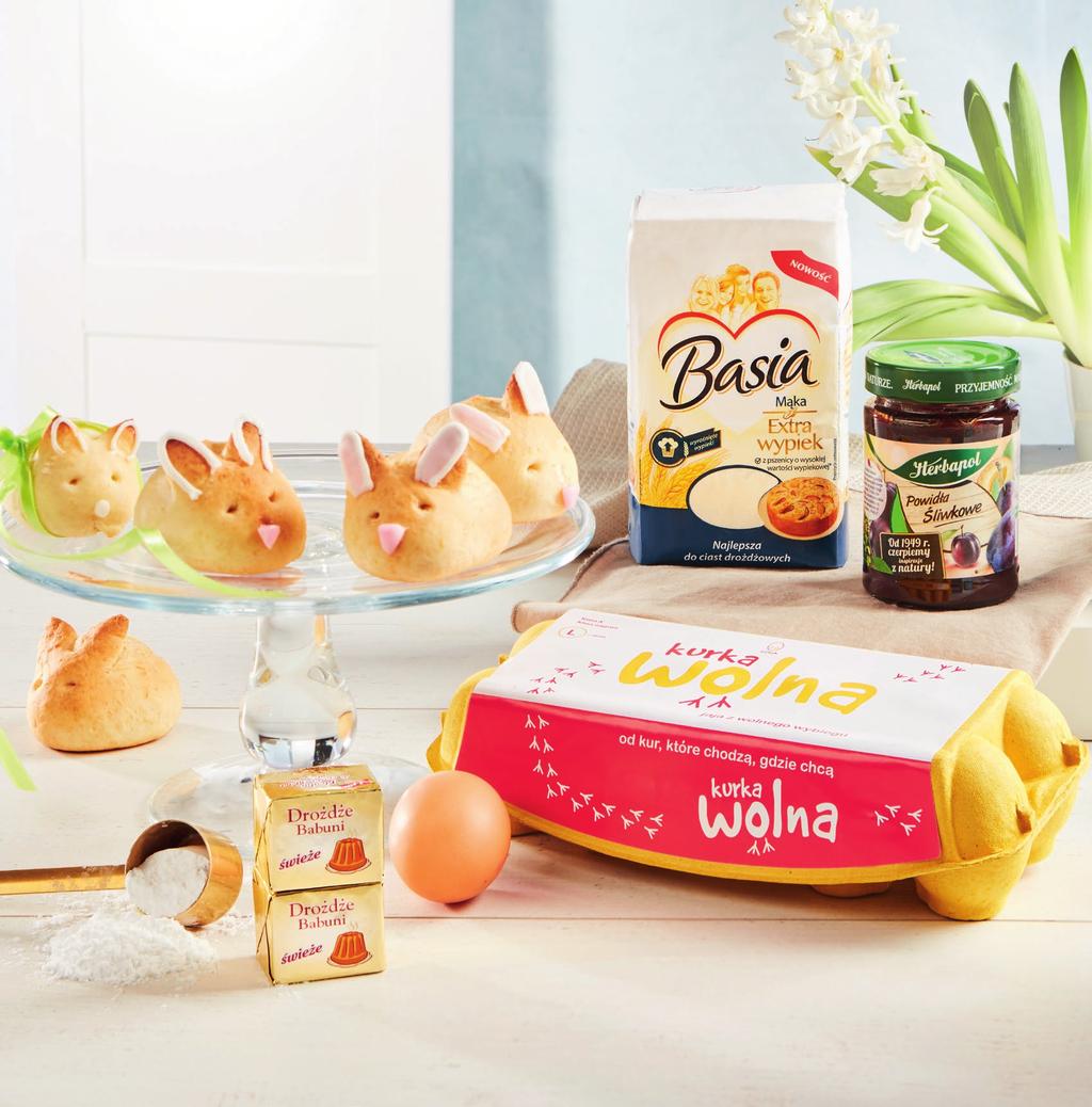 W ielkanocne SKŁADNIKI 3 szklanki mąki 2 łyżki cukru 20 dag drożdży 1 łyżka soli 200 ml śmietany 2 łyżki masła 1 jajko ¼ szklanki wody powidła śliwkowe cukier puder zajączki SPOSÓB PRZYGOTOWANIA