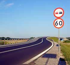 20 ustawy Prawo o ruchu drogowym oraz znaki B-33 i B-43 ustalają limity prędkości na poszczególnych rodzajach dróg dla danych rodzajów pojazdów.