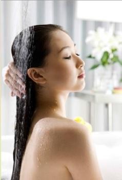 WATERS THERAPY SHOWER USUWA CHLOR Waters Therapy Shower kompletnie usuwa chlor z wody kranowej, dostarczając czystą i bezpieczną wodę bez zamartwiania się o stan skóry i utratę włosów.