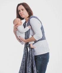 Umieść dziecko na barku, zacznij powoli wsuwać dziecko pomiędzy poły chusty. Put your baby on your shoulder. Glide it slowly between crossed tails.