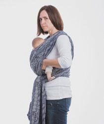 Bend your body slightly to the front and put your hands into a space between you and your baby. Correct baby's position. Rozwiąż węzeł i zacznij dociągać chustę pasmo po paśmie.