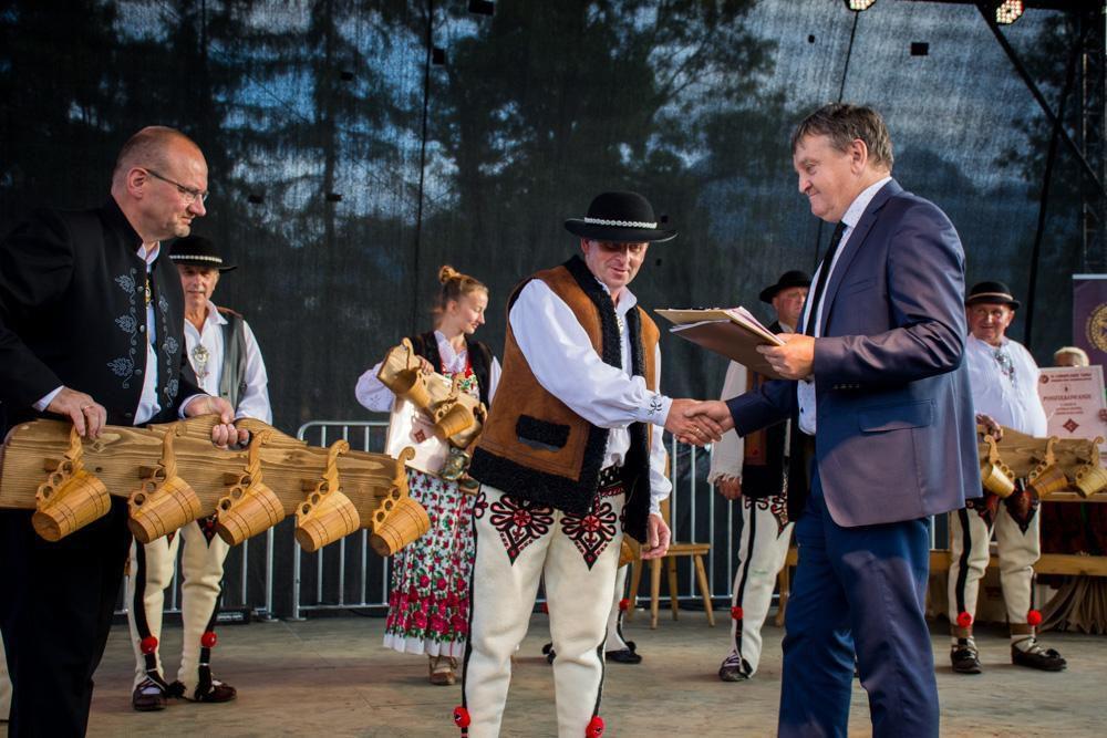 grze terenowej, zabawach ruchowych, zajęciach z malowania na szkle pszczelich tematów, czy warsztatach wykonywania domków i poidełek dla pożytecznych błonkówek przy domach.