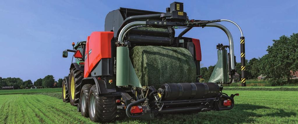Prasa FB BalePack firmy Kuhn ma wysoką wydajność ze względu na szybki i niezawodny mechanizm podawania bel na stół owijarki, bardzo szybki system owijania i system IntelliWrap.