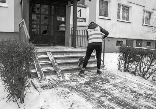 dnia na dzień w firmach zewnętrznych, co nieraz wydłużało czas oczekiwania na odśnieżenie i usunięcie warstwy lodu z ulic i chodników danego rejonu.