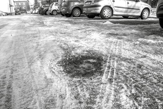 Fojkisa 5 Dojścia do klatek wraz z wejściami to jeden z priorytetów podczas odśnieżania Odśnieżarki pomagały znacznie Skucie lodu na chodnikach do czarnego to jedna z najcięższych