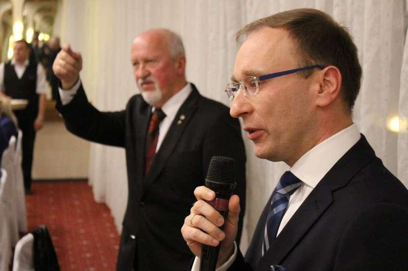 Kończąc wystąpienie złożył życzenia pomyślności, radości i szczęścia z okazji Świąt Bożego Narodzenia i wiele satysfakcjonującej