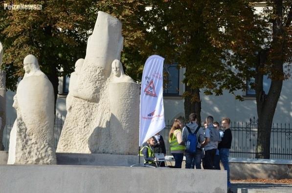konkursach, własnej działalności oraz ze streetworkingiem i programem Serfuje