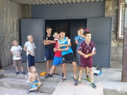 Podstawą projektu jest zapewnienie niestacjonarnych zajęć poznawczych i reintegracyjnych prowadzonych przez wykształconą kadrę streetworkerów.
