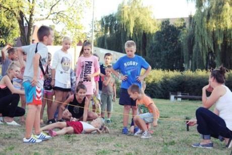 grup dzieci i młodzieży zrekrutowanych w pierwszym kwartale 2017 roku (łącznie to 18 dzieci), metodą pedagogiki ulicznej, bezpośrednio w środowisku przebywania dzieci.