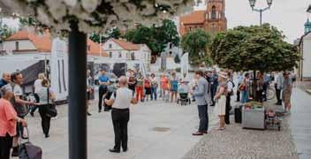Malarskie wyobrażenie, biogramy i przedmiot badań stanowiły kanwę kilkunastu opowieści o Polakach, którzy swoje życie i pracę