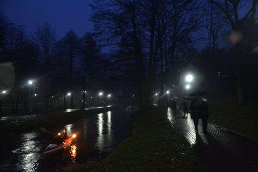 rzeką!
