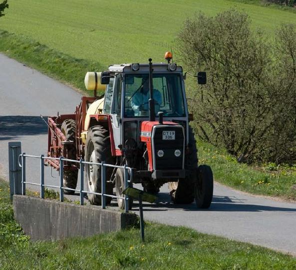 4.1.3. Transport cieczy użytkowej na pole Środki ochrony roślin wymagające stałego mieszania powinny być wprowadzone do zbiornika w miejscu wykonywania zabiegu lub w jego najbliższym sąsiedztwie.