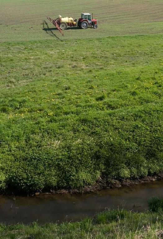 SKAŻENIA BEZPOŚREDNIE Nie opryskuj cieków i otwartych zbiorników wodnych, studni, kanałów melioracyjnych i źródeł wody Ustaw odpowiednią szerokość opryskiwania i wyłączaj rozpylacze lub odpowiednie