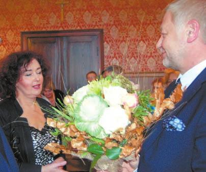 Politycznych składali przy ul. Wolności symboliczne wiązanki kwiatów pod tablicą ku czci Bohaterów Powstań Śląskich. STR.