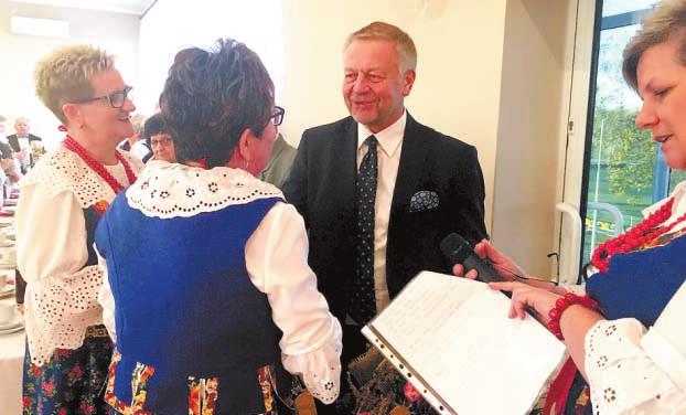 "#$%& '()*"+,./01*23*45( Nagrody Starosty dla nauczycieli 16 października gościliśmy w Starostwie Powiatowym nauczycieli, którzy w tym roku zostali uhonorowani Nagrodą Starosty.