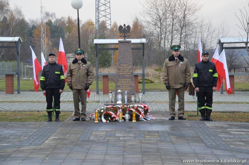 Wieńce złożyli także przedstawiciel PKS Chełm oraz Zarząd Leśniowskiego Stowarzyszenia Oświatowo Samorządowego.