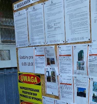 tablicach, plakatach,