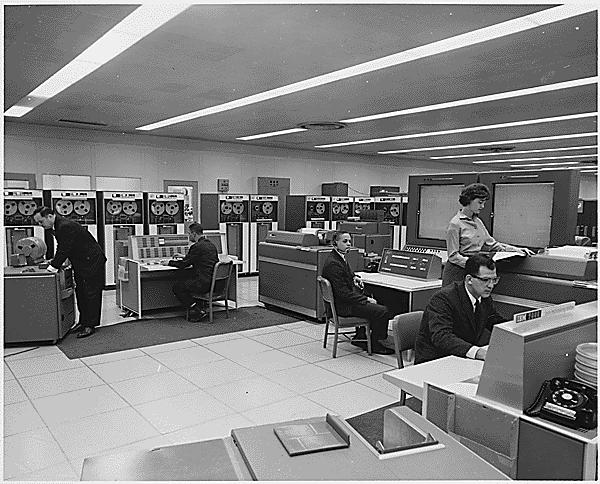 Pierwsze systemy z podziałem czasu 1961 Compatible Time-Sharing System (CTSS)