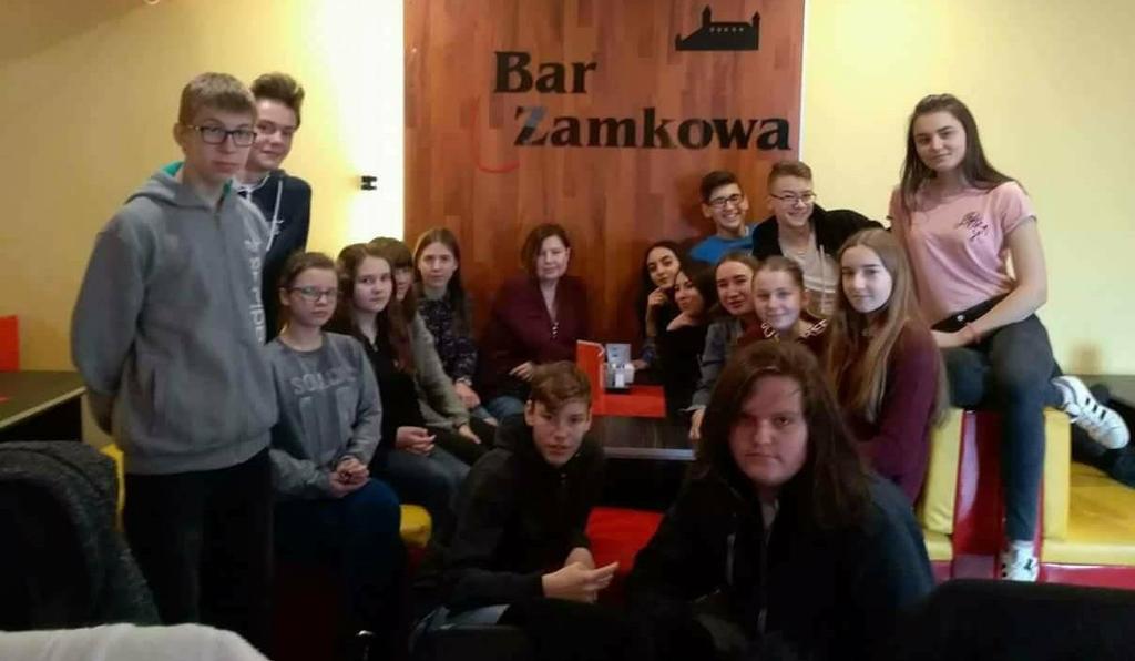 Str. 4 KLASA III B H ej, to my, III B. Spędziliśmy w tej szkole trzy fajne lata swe i każdy to powie, że nigdy nie było źle. Może z paroma wyjątkami ale o tym najlepiej wiemy sami.