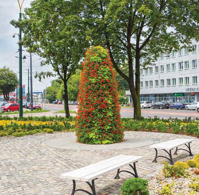 Wieża kwiatowa H3400 umożliwiła wprowadzenie dużej ilości roślin na teren brukowanego placyku w rejonie alei platanowej przy Urzędzie Miejskim.