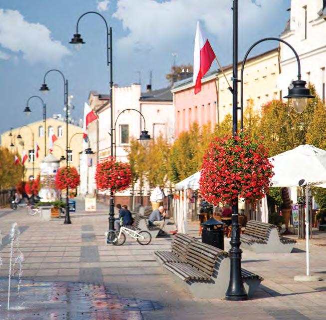 Zakup Konstrukcji Kwietnikowych umożliwił estetyczne zaaranżowanie niedawno zrewitalizowanego skweru w pobliżu miejskiego ratusza.