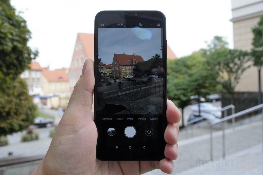Aparat Smartfon wyposażono w główny obiektyw o rozdzielczości 12MP (f/2.2), który współpracuje z dodatkowym aparatem 5MP, a jego zadaniem jest uzyskanie głębi ostrości.