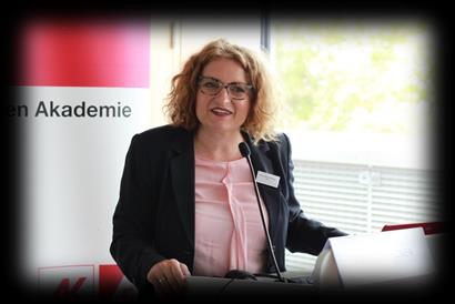 Karin Steiner przedstawiła zarys projektu Erasmus+ QUALITOOLS i wyjaśniła dlaczego tradycyjne zarządzanie jakością nie ma wpływu na jakość szkolenia, które obszary rozwoju