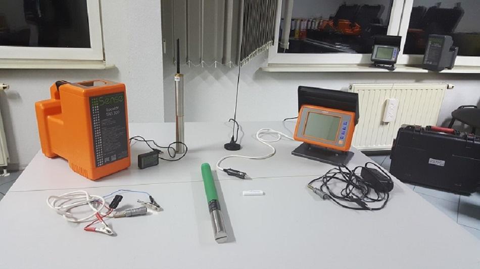 Wyposażenie standardowe lokalizatora Sense SNS-300 TM Odbiornik (wygodny uchwyt, najmniejsza waga na rynku) Monitor 6-calowy z podstawką na magnesie i daszkiem ochraniającym przed deszczem i słońcem