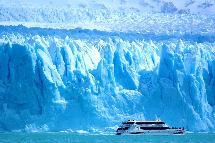 Dzień 9. W krainie lodu Dziś zapraszamy na rejs w krainie lodowców. Po śniadaniu w hotelu transfer do Parku Narodowego Lodowców położonego 50km od Calafate (podróż ok.