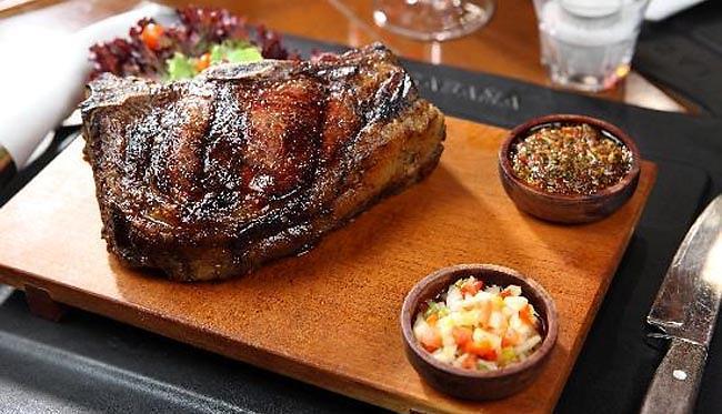 Dzień 2. Boskie Buenos Obiad w klimatycznej restauracji z argentyńskim stekiem i winem w roli głównej.