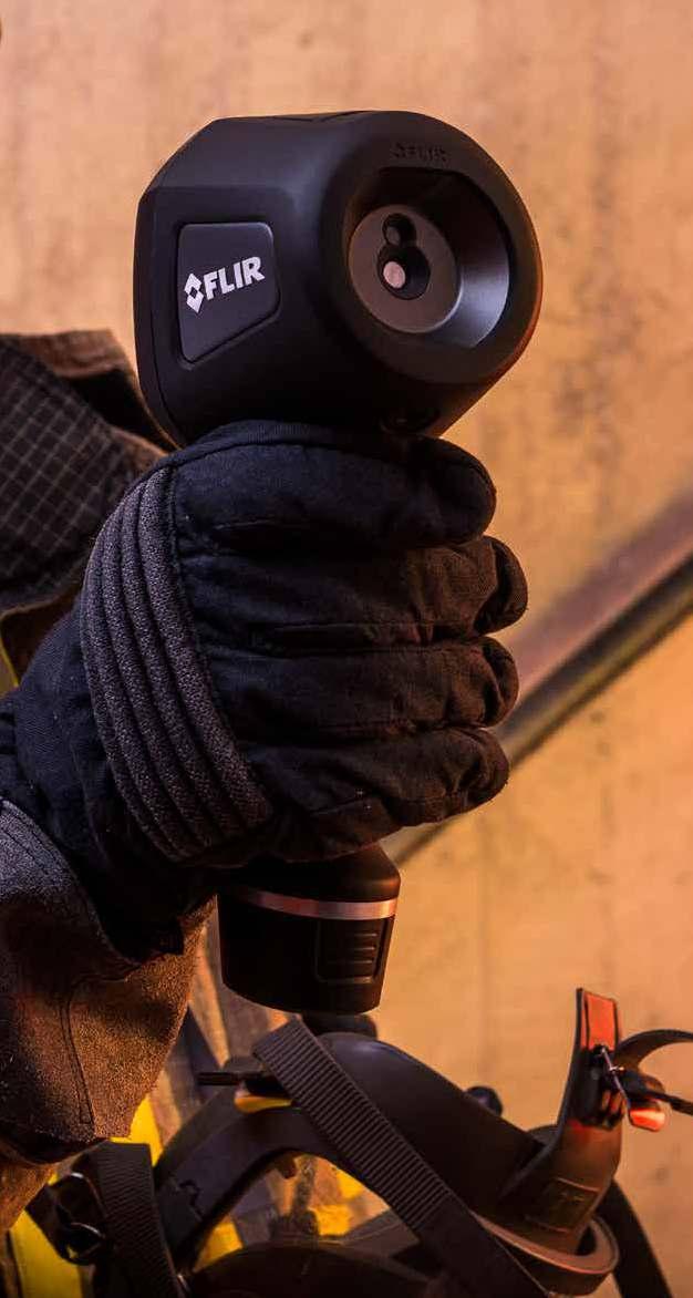 NIEZAWODNA K2 WYTRZYMAŁA WIELOZADANIOWA FLIR K2 jest najtańszą kamerą termowizyjną na rynku, wśród kamer stworzonych od początku do końca dla strażaków!