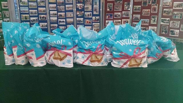 7 Świąteczne paczki dla potrzebujących rodzin Tekst i zdjęcie: Małgorzata Kuryło W naszej szkole w dniach 7-18 grudnia 2015 roku Szkolne