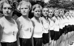 Lebensborn (Źródło życia) Powstał w 1935 roku z inicjatywy Heinricha Himmlera przy Głównym Urzędzie