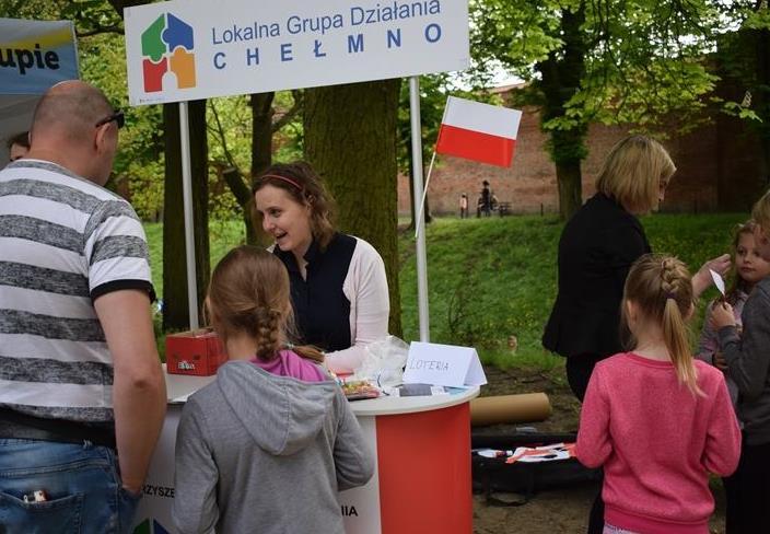 2 maja na Dniu Flagi na Nowych Plantach w Chełmnie Pracownicy LGD