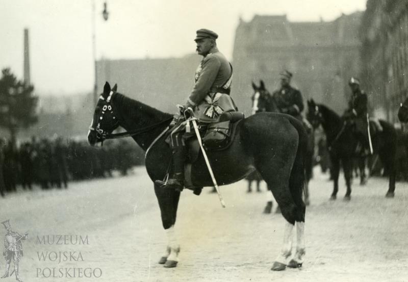 Niepokoje społeczne, rosnąca liczba bezrobotnych i kryzys gospodarczy spowodowały, że Piłsudski, cieszący się ogromnym poparciem i poważaniem społeczeństwa, zażądał złożenia władzy przez gabinet