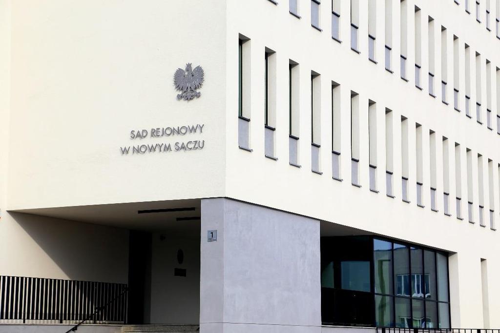 + DOBRE PRAKTYKI NA ETAPIE DIALOGU Rozsądny poziom kar oraz podział ryzyk 7 Podział wynagrodzenia partnera prywatnego na 2 strumienie: I strumień nakłady inwestycyjne II strumień utrzymanie obiektu