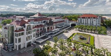 Przy wspaniałej promenadzie Bohaterów Monte Cassino znajdują się restauracje, puby, kafejki, kluby oraz teatr i kino.