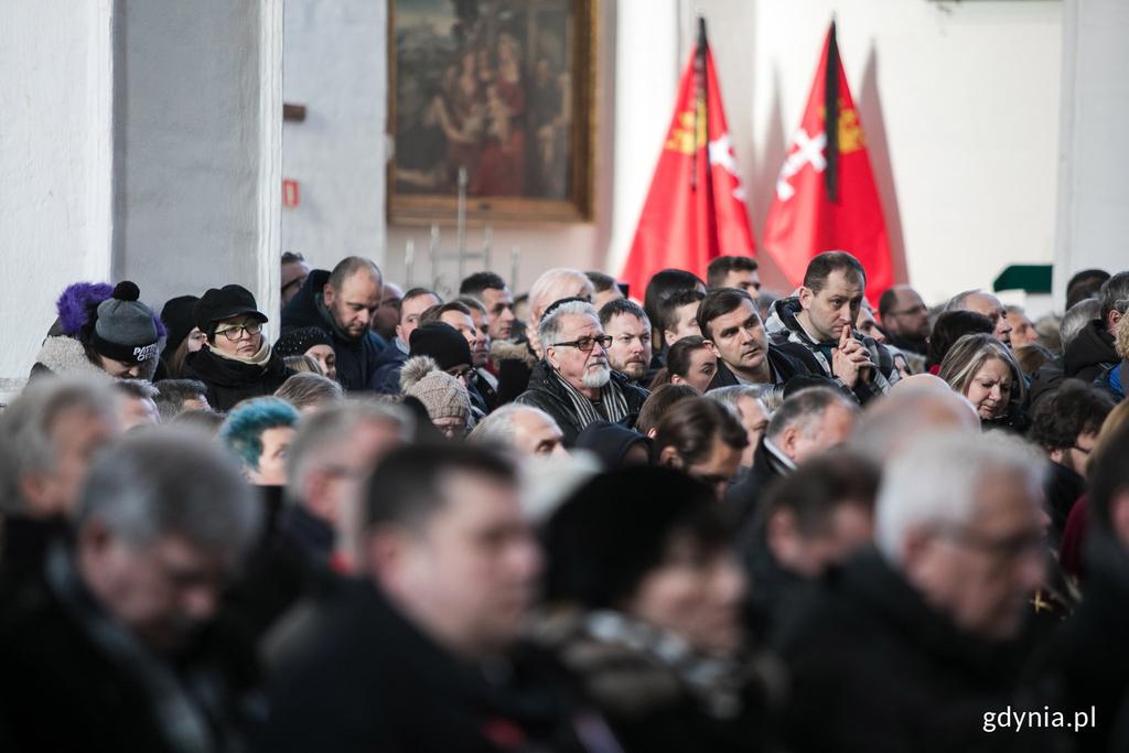 Podczas mszy, prezydenta Pawła Adamowicza wspominali jego bliscy i przyjaciele oraz współpracownicy. Mówili i żegnali go w poruszających i życzliwych słowach.