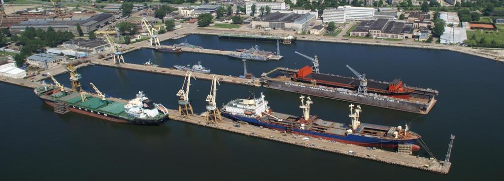 POTENCJAŁ TECHNICZNY Nabrzeża i pirsy w pełni uzbrojone nabrzeże o długości 2,3 km i