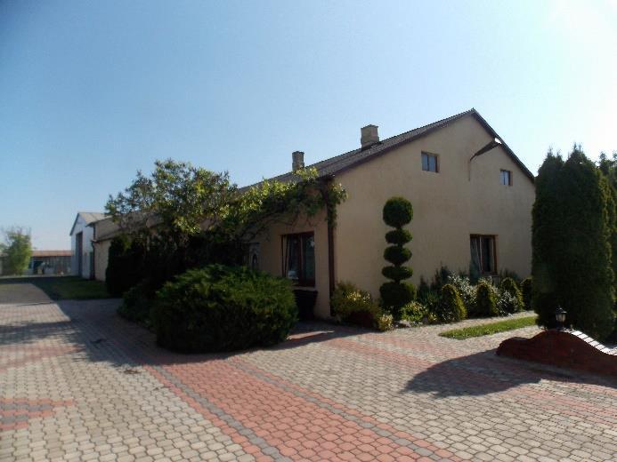 Opis konstrukcji: Fundamenty - betonowe Ściany murowane z pustaka na zaprawie cementowo wapiennej Strop płyta betonowa na belkach stalowych.