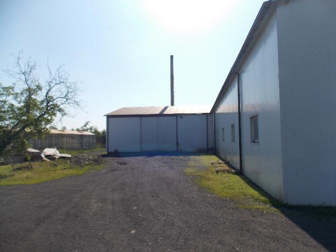 Dach konstrukcja aluminiowa, w dachu umocowane są dwa panelowe okna wentylacyjne Pokrycie dachowe szkło grub. 4mm Drzwi dwuskrzydłowe szklone szkłem bezpiecznym Instalacje: elektryczna wodna c.o. górne, dolne, wegetacyjne wentylacji grawitacyjnej ( okna wentylacyjne ) Wyposażenie: basen na wodę centrala dozowników sterujących Rok budowy: 2009 Stopień zużycia technicznego: 10% 5.