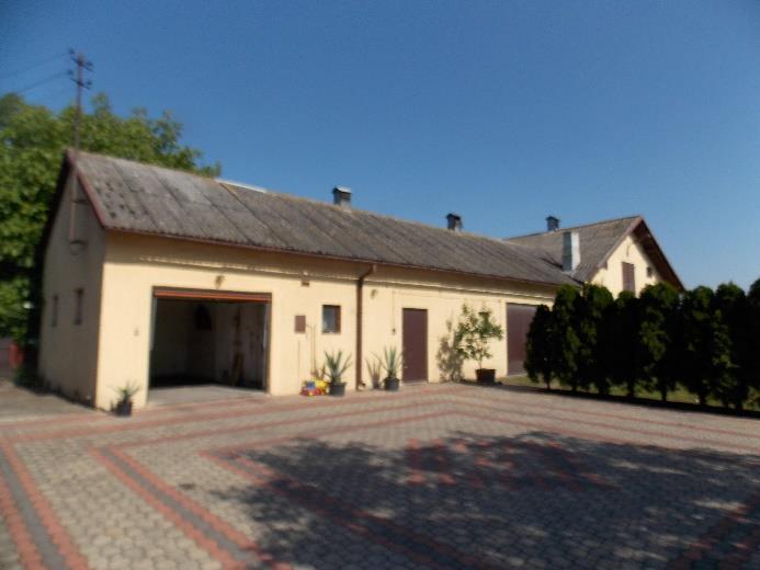 Widok budynku przedstawia poniższa fotografia: Opis konstrukcji: Fundamenty - betonowe Ściany murowane z pustaka na zaprawie cementowo wapiennej Strop płyta betonowa na