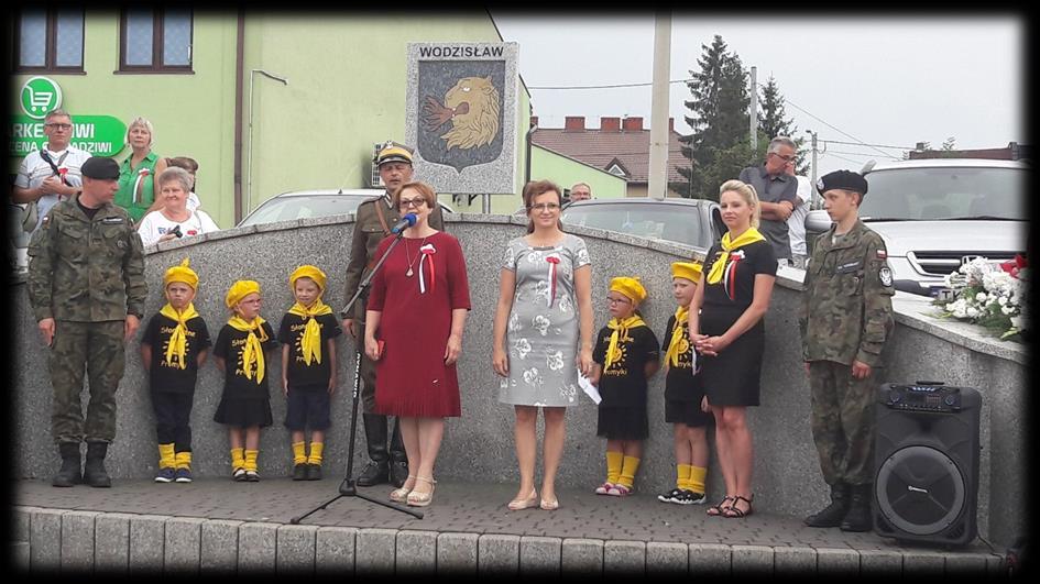 Następnie w uroczystym pochodzie ulicami Wodzisławia, udały się na Plac Wolności, by złożyć kwiaty w Miejscu Pamięci Narodowej.