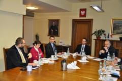 Wydarzenia w 2014 roku WIZYTA PRZEDSTAWICIELI ISOCARP-u W GDYNI W dniach 17-19.01.2014 Gdynię odwiedziła delegacja Sekretariatu Międzynarodowego Towarzystwa Urbanistów i Planistów ISOCARP, które zrzesza członków z ponad 80 krajów.