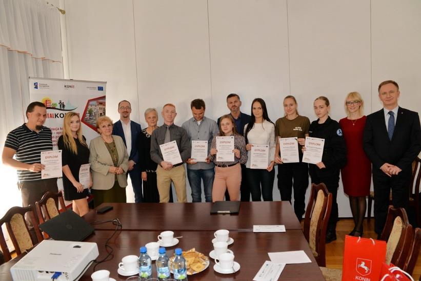 Zdjęcie 11. Ceremonia wręczenia nagród w konkursie na nazwę i logo budynku centrum aktywizacji społecznogospodarczej w Koninie przy ul. Wojska Polskiego 2b. Źródło: zasoby Miasta Konina.